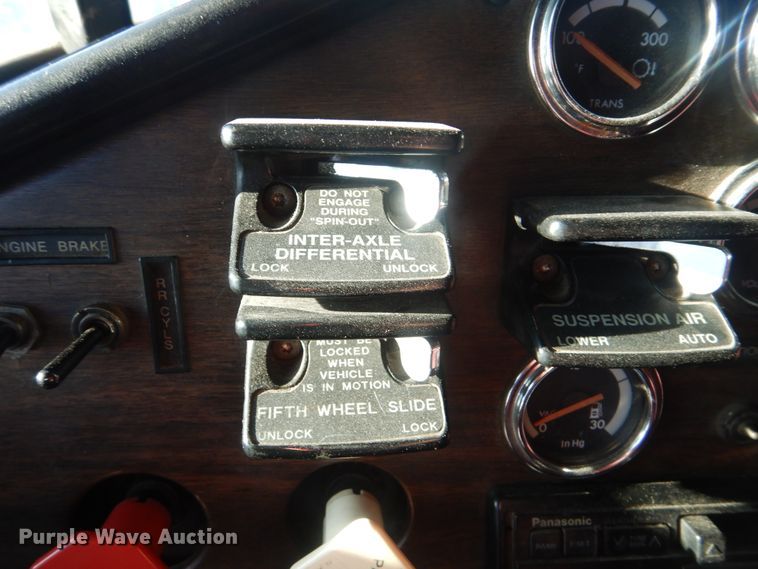 image for item DJ8547 1995 Freightliner FLD  semi truck