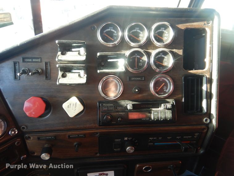 image for item DJ8547 1995 Freightliner FLD  semi truck