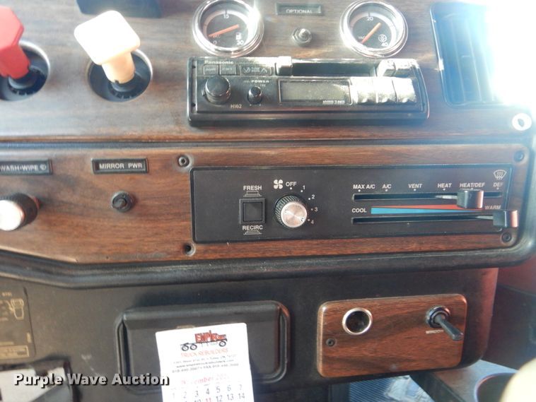 image for item DJ8547 1995 Freightliner FLD  semi truck