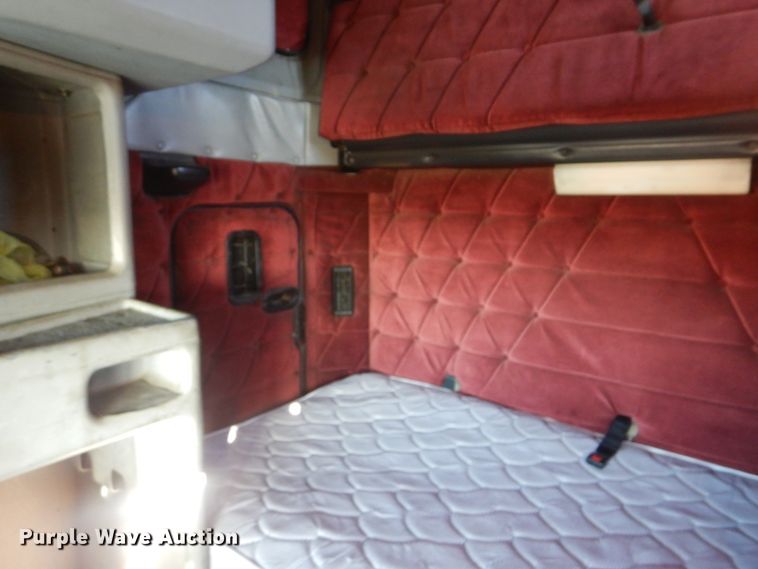 image for item DJ8547 1995 Freightliner FLD  semi truck