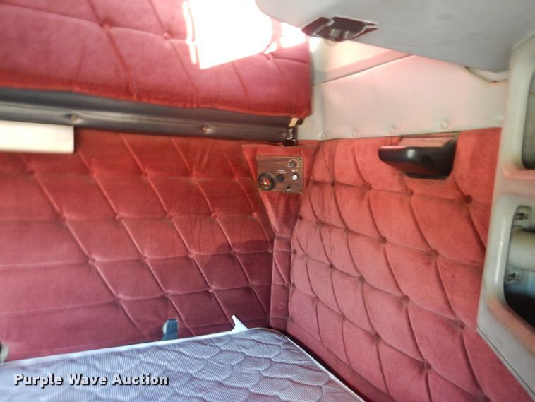 image for item DJ8547 1995 Freightliner FLD  semi truck