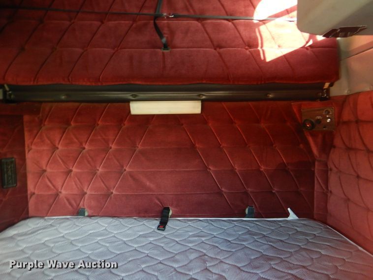 image for item DJ8547 1995 Freightliner FLD  semi truck