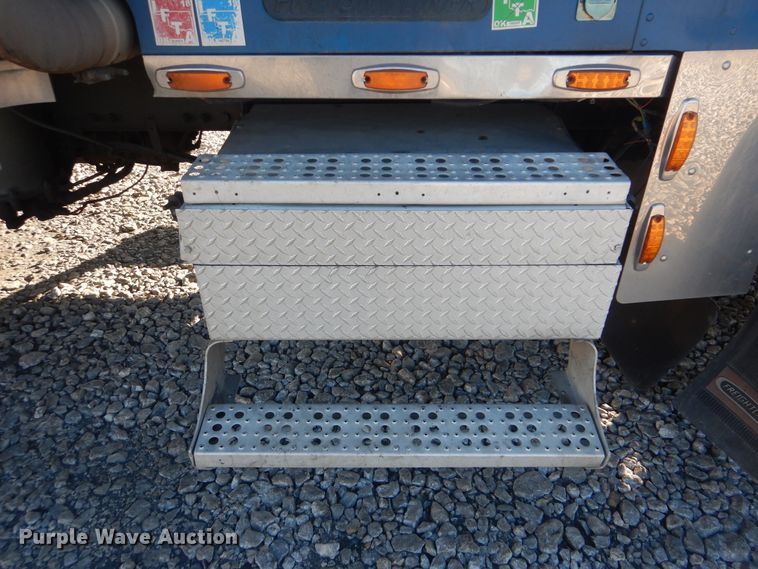 image for item DJ8547 1995 Freightliner FLD  semi truck