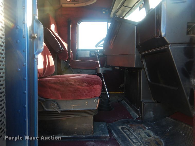 image for item DJ8547 1995 Freightliner FLD  semi truck