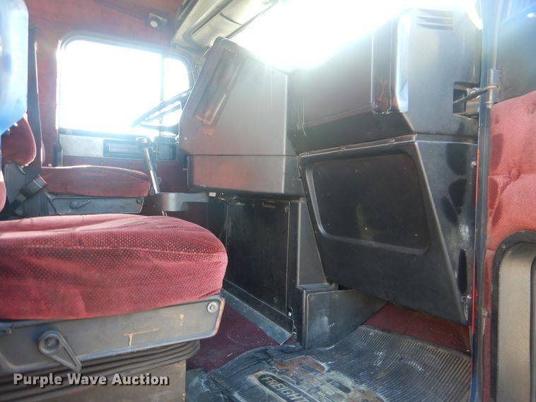 image for item DJ8547 1995 Freightliner FLD  semi truck