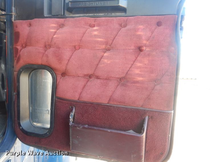 image for item DJ8547 1995 Freightliner FLD  semi truck