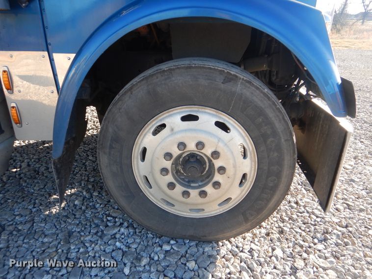 image for item DJ8547 1995 Freightliner FLD  semi truck