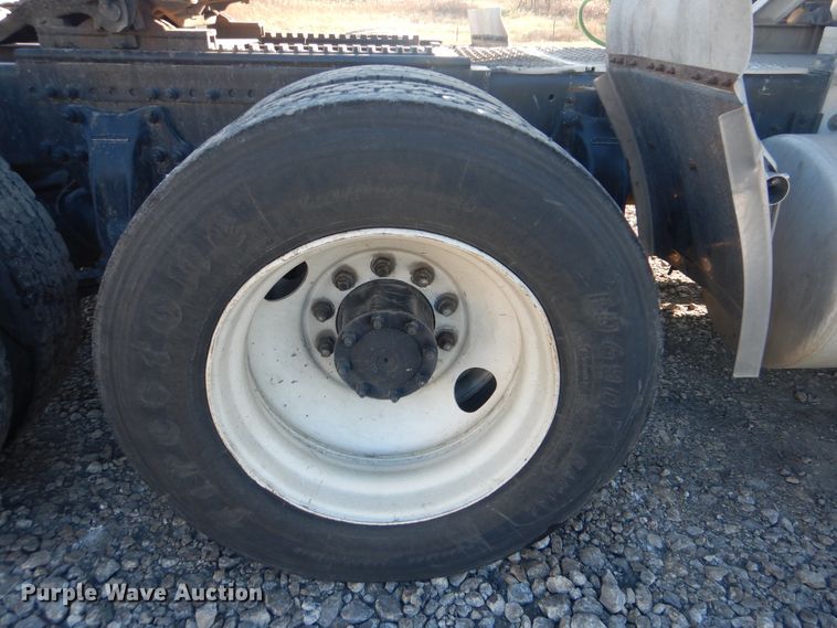 image for item DJ8547 1995 Freightliner FLD  semi truck