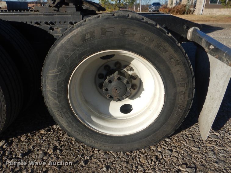 image for item DJ8547 1995 Freightliner FLD  semi truck