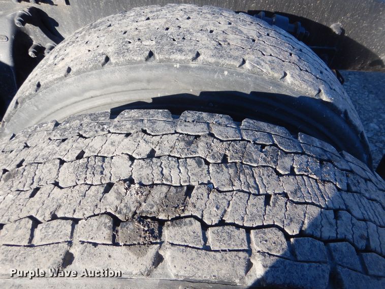 image for item DJ8547 1995 Freightliner FLD  semi truck