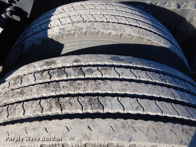 image for item DJ8547 1995 Freightliner FLD  semi truck