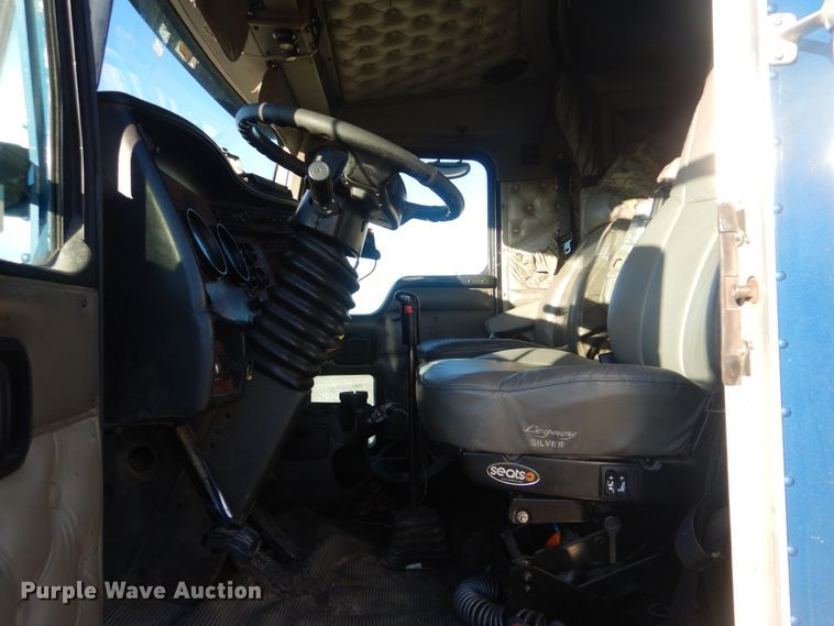 image for item DJ8548 2006 Kenworth T600  semi truck