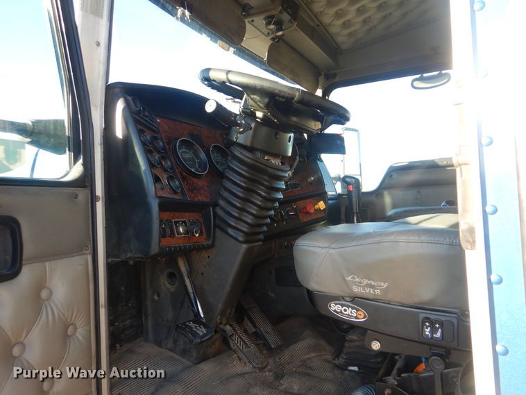 image for item DJ8548 2006 Kenworth T600  semi truck