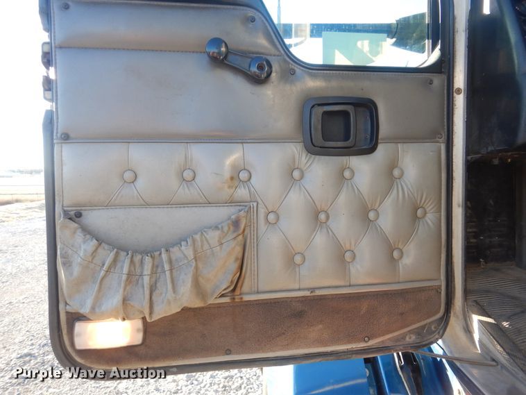 image for item DJ8548 2006 Kenworth T600  semi truck