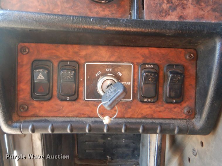 image for item DJ8548 2006 Kenworth T600  semi truck