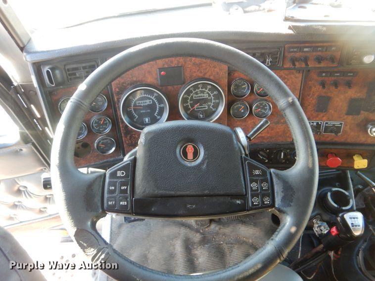image for item DJ8548 2006 Kenworth T600  semi truck