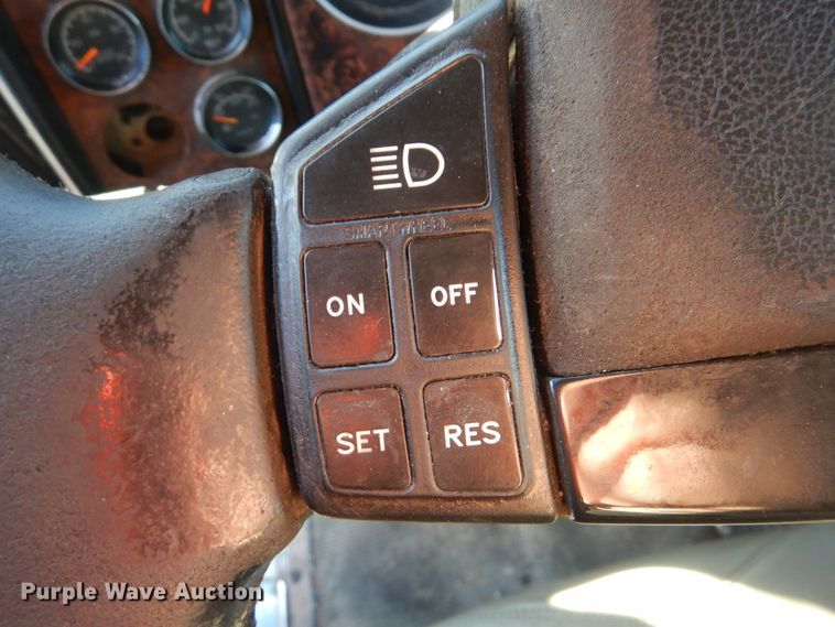 image for item DJ8548 2006 Kenworth T600  semi truck