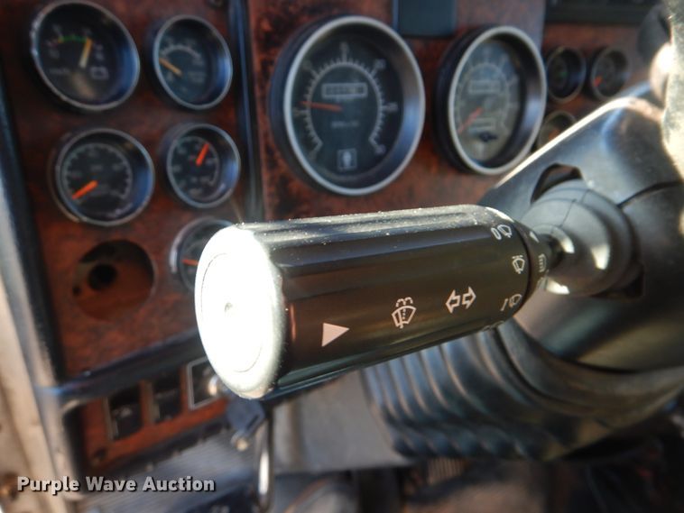 image for item DJ8548 2006 Kenworth T600  semi truck