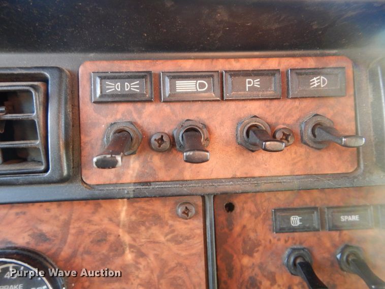 image for item DJ8548 2006 Kenworth T600  semi truck