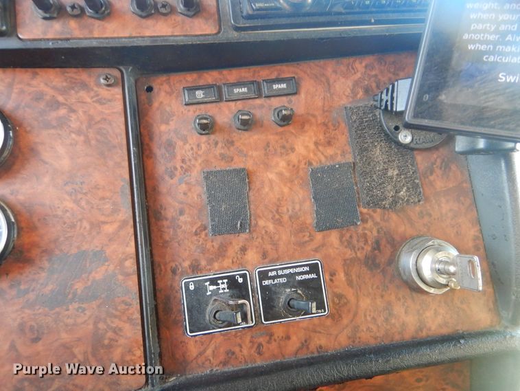 image for item DJ8548 2006 Kenworth T600  semi truck