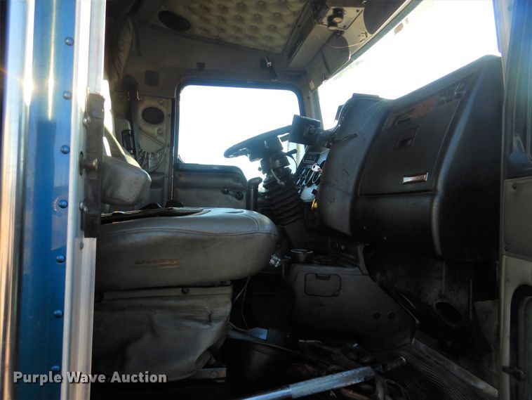 image for item DJ8548 2006 Kenworth T600  semi truck