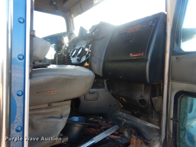 image for item DJ8548 2006 Kenworth T600  semi truck