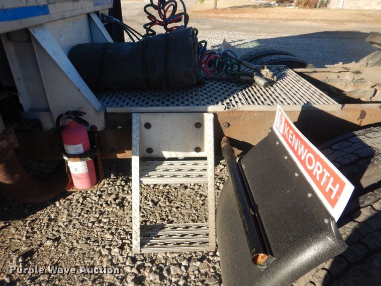 image for item DJ8548 2006 Kenworth T600  semi truck