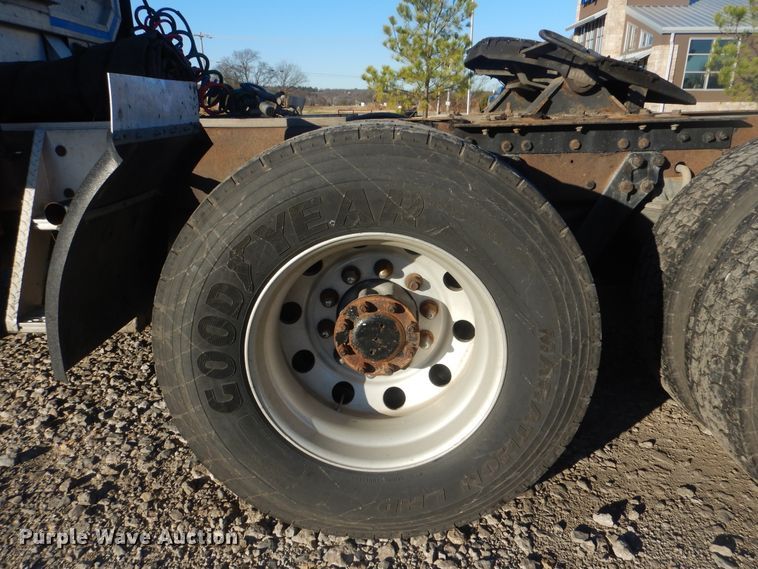 image for item DJ8548 2006 Kenworth T600  semi truck