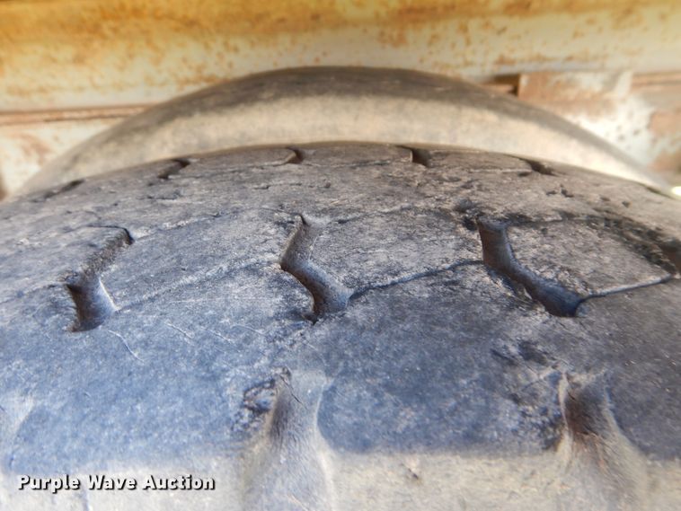 image for item DJ8551 1987 Fruehauf FPX-F2-48 dry van trailer