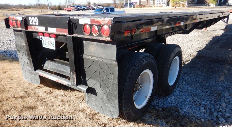 image for item DJ8573 1975 Fruehauf flatbed trailer