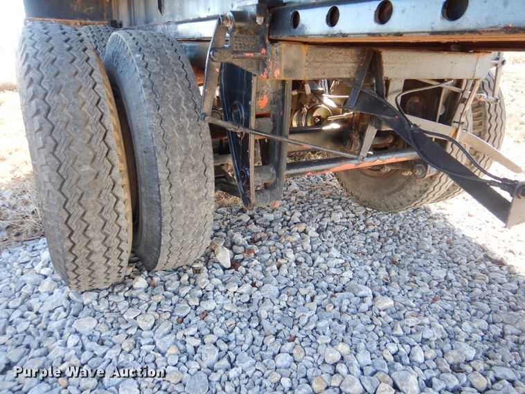 image for item DJ8573 1975 Fruehauf flatbed trailer