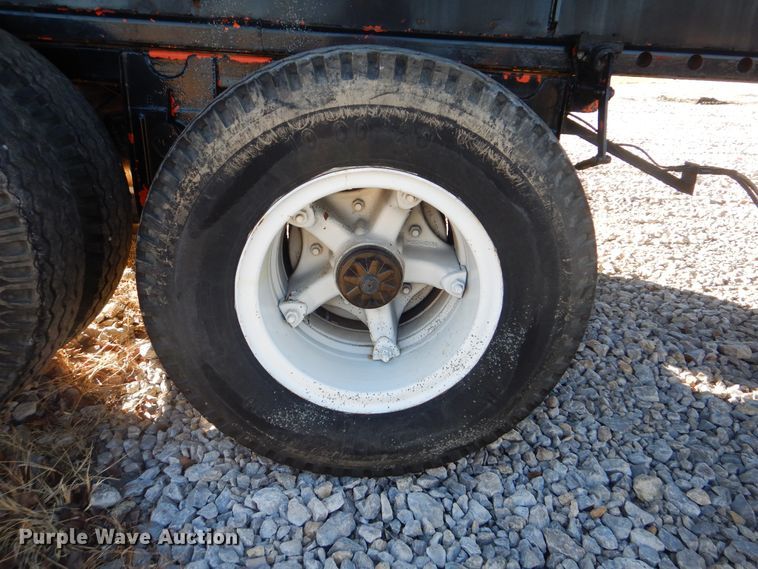 image for item DJ8573 1975 Fruehauf flatbed trailer