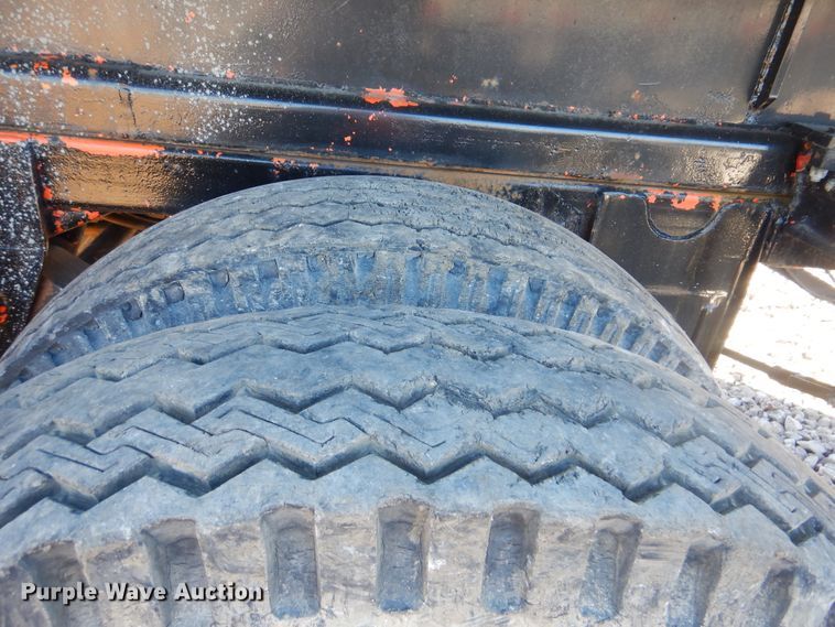 image for item DJ8573 1975 Fruehauf flatbed trailer