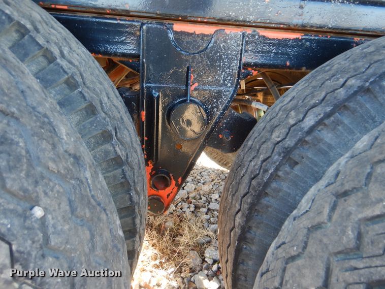 image for item DJ8573 1975 Fruehauf flatbed trailer