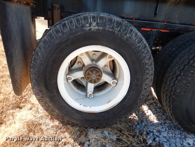 image for item DJ8573 1975 Fruehauf flatbed trailer