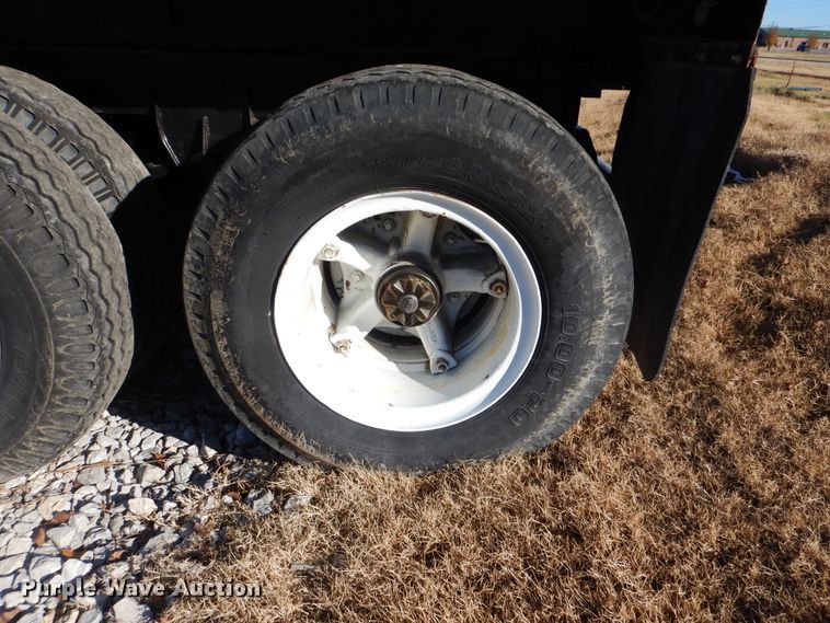 image for item DJ8573 1975 Fruehauf flatbed trailer