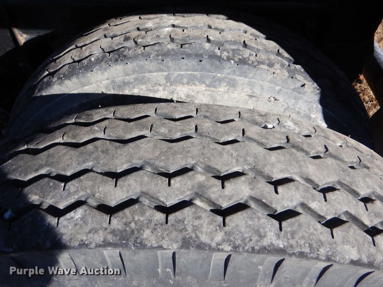 image for item DJ8573 1975 Fruehauf flatbed trailer