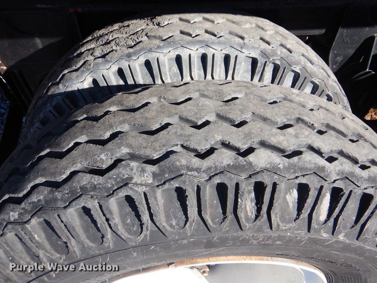 image for item DJ8573 1975 Fruehauf flatbed trailer