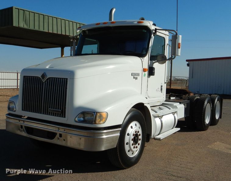 image for item DJ8810 2001 International 9400i  semi truck