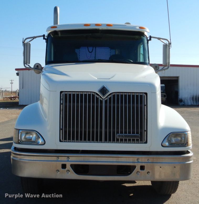 image for item DJ8810 2001 International 9400i  semi truck