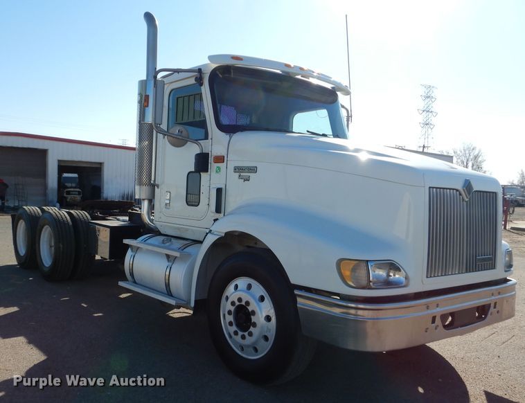 image for item DJ8810 2001 International 9400i  semi truck