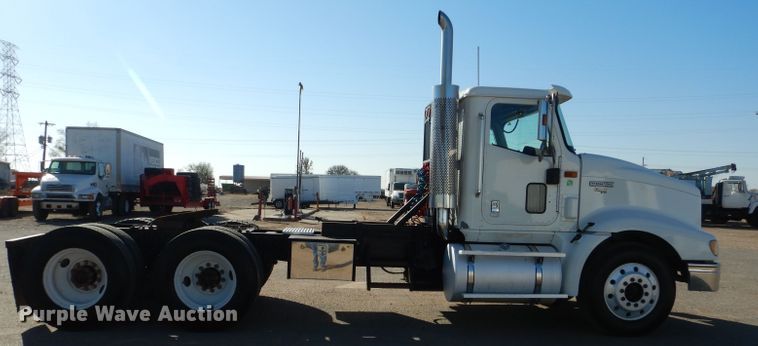 image for item DJ8810 2001 International 9400i  semi truck