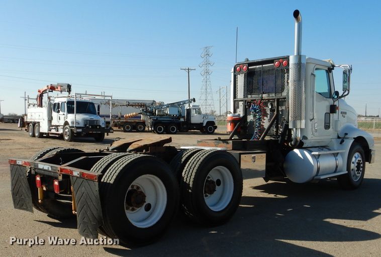 image for item DJ8810 2001 International 9400i  semi truck