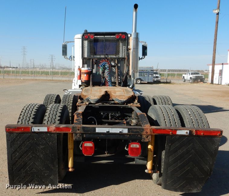 image for item DJ8810 2001 International 9400i  semi truck