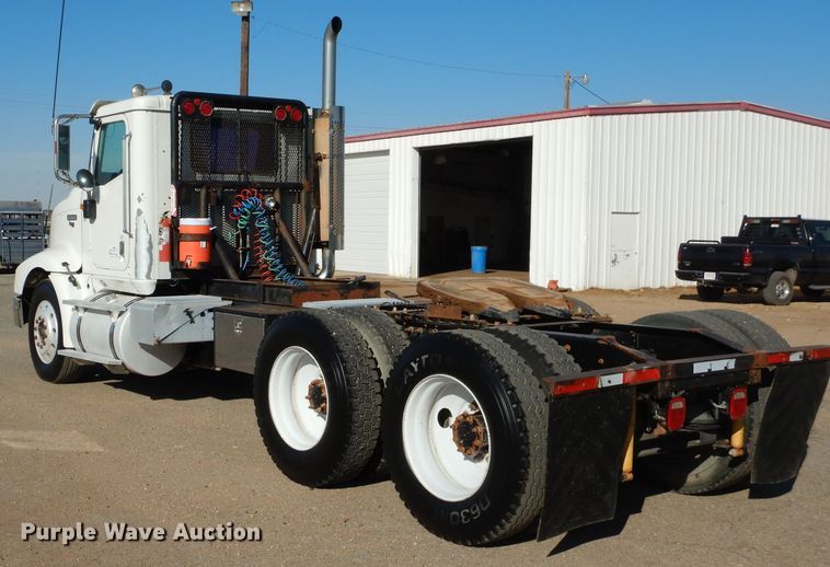 image for item DJ8810 2001 International 9400i  semi truck