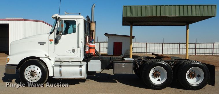 image for item DJ8810 2001 International 9400i  semi truck