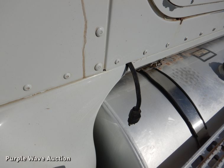 image for item DJ8810 2001 International 9400i  semi truck