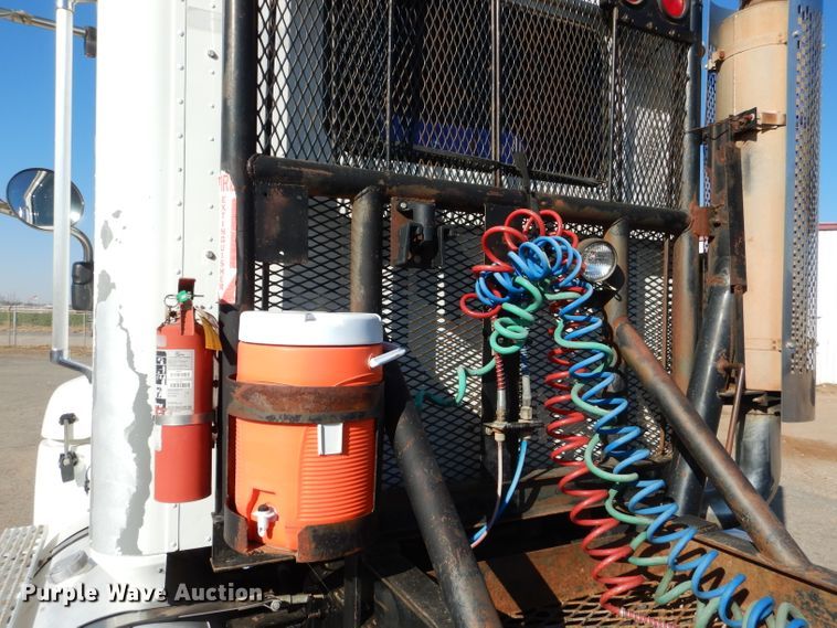 image for item DJ8810 2001 International 9400i  semi truck