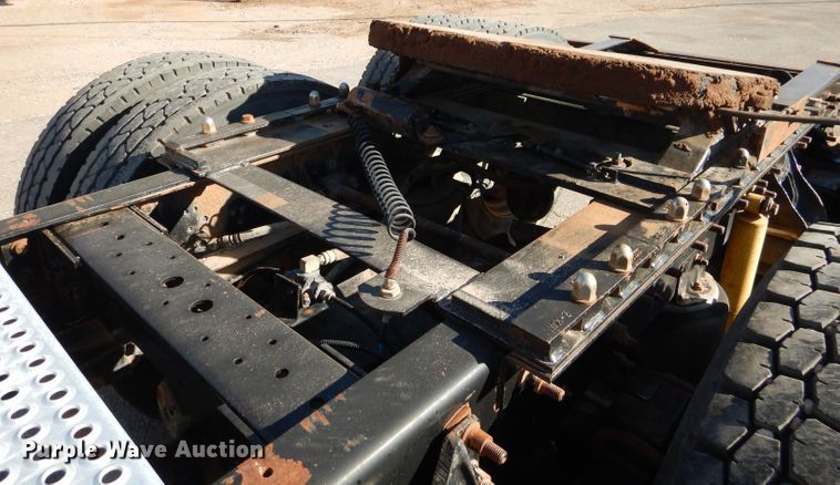 image for item DJ8810 2001 International 9400i  semi truck