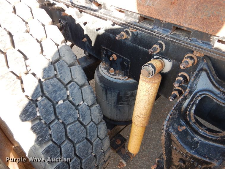 image for item DJ8810 2001 International 9400i  semi truck